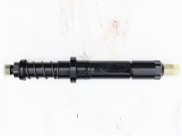 828 Fuel injector 